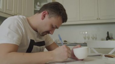 Adam kağıda yazıyor.