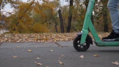 Elektirikli Scooter kullanan adam