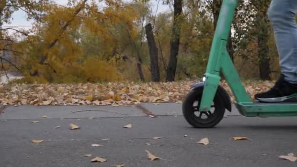 Homme utilisant un scooter électrique — Video