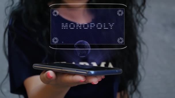 Женщина показывает голограмму HUD Monopoly — стоковое видео