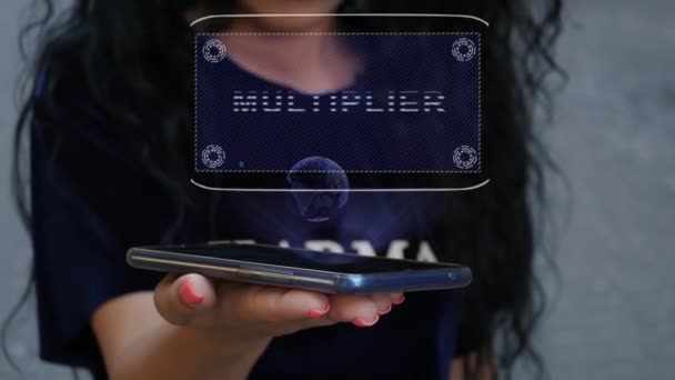 Frau zeigt Hologramm-Multiplikator — Stockvideo