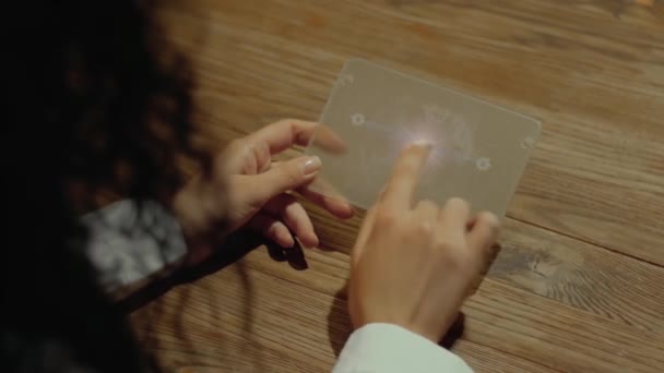 Mãos segurar tablet com Monopólio — Vídeo de Stock