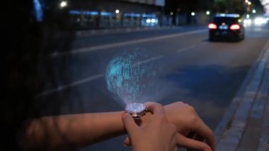 Hologramlı Kadın Teklif