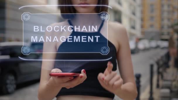 Молодой человек взаимодействует с голограммой Blockchain Management — стоковое видео