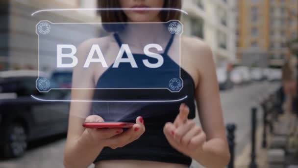 Молодий дорослий взаємодіє з голограмою BaaS — стокове відео
