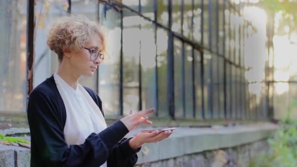 Blonde benutzt Hologramm Social Skills — Stockvideo