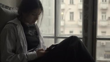 kadının telefon görüşmesi
