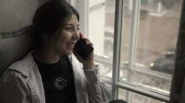 kadının telefon görüşmesi
