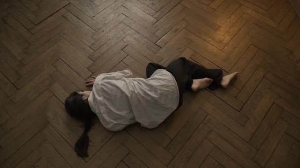 Kvinna liggande i golvet — Stockvideo