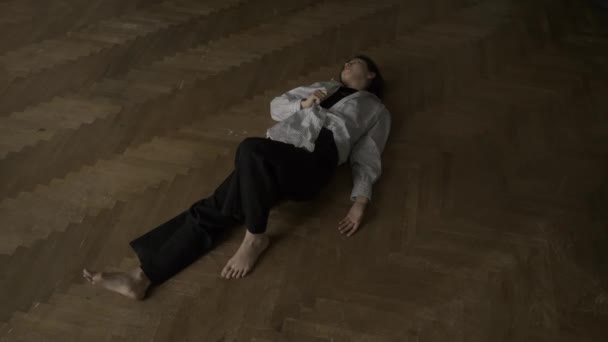 Γυναίκα ξαπλωμένη στο πάτωμα — Αρχείο Βίντεο