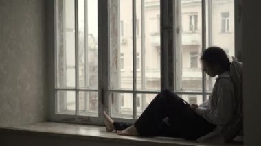 Kadın telefon pencere pervazı