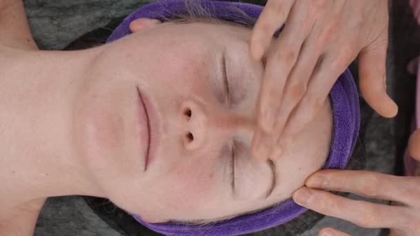 Вертикальний масаж обличчя відео — стокове відео