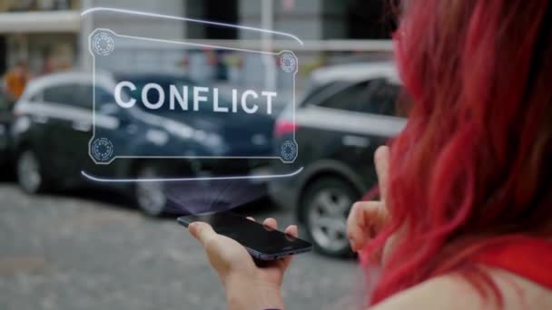 Mujer pelirroja interactúa HUD Conflicto — Vídeos de Stock