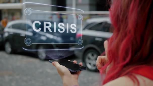 Kızıl saçlı kadın HUD Krizi ile etkileşim halinde — Stok video