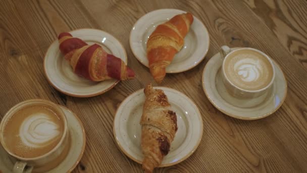 Copa de croissants de café — Vídeo de stock