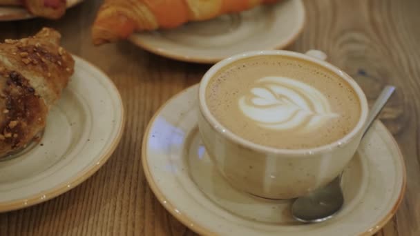 Copa de croissants de café — Vídeos de Stock