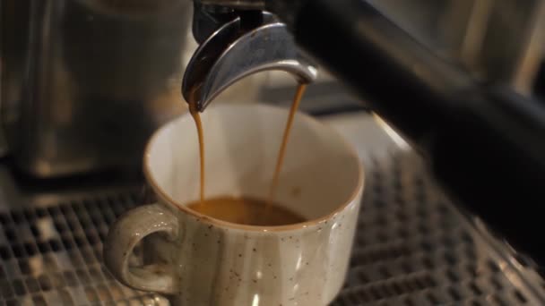 Versare il flusso di caffè — Video Stock