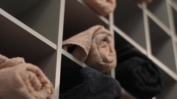 Towels on shelves — Stockvideo