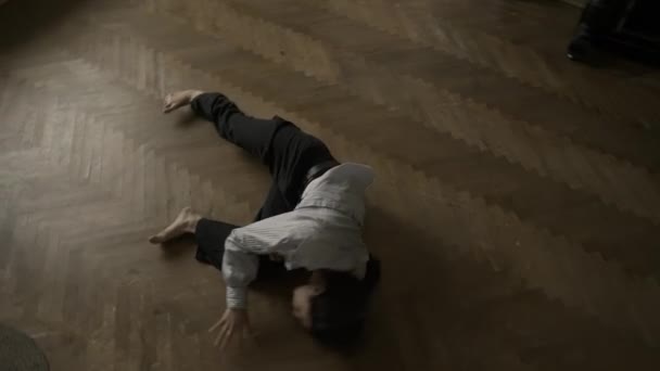 Woman floor swing — Stockvideo