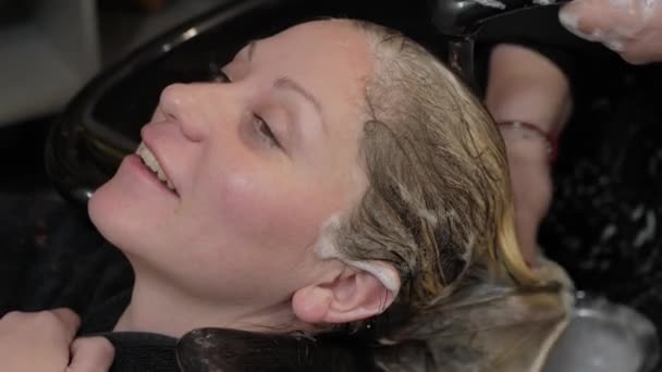 Washing hair hairdresser — Stockvideo
