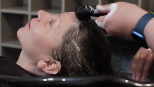 Praní vlasů salon — Stock video