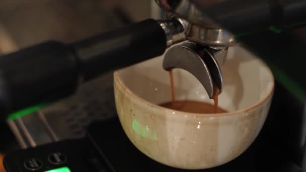 Espresso Que Vierte Máquina Café Coloseup Flujo Café Máquina Profesional — Vídeos de Stock