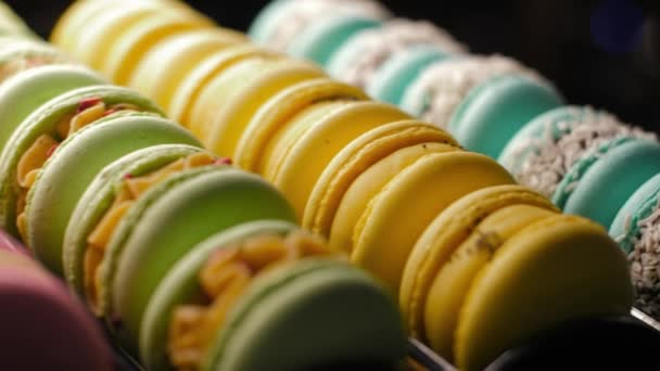 Πολύχρωμο Γλυκό Γαλλικά Macaron Κέικ Στη Σειρά Για Την Οθόνη — Αρχείο Βίντεο