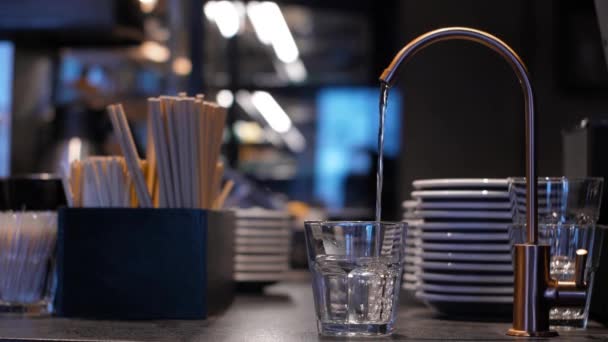 Klar Färskt Dricksvatten Fyllning Glas Café Suddig Bakgrund Rent Vatten — Stockvideo