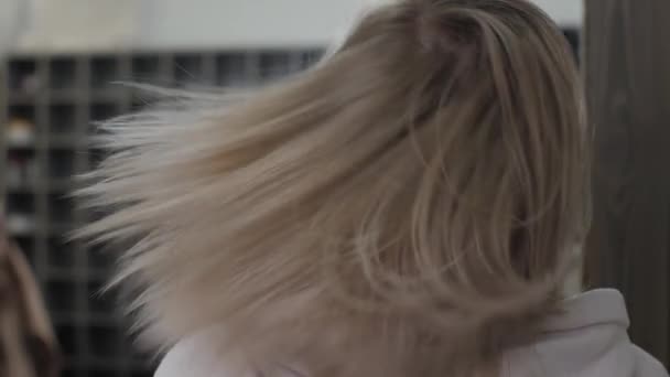 Блондинка Рухає Головою Показує Блискуче Волосся Сповільнює Рух Світле Жіноче — стокове відео