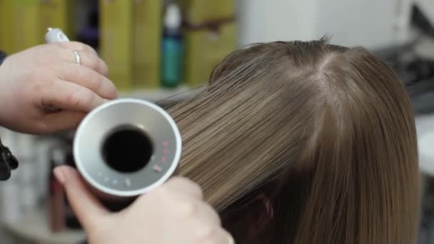 乾燥した女性の髪 遅い動き ヘアスタイリストは美容室でヘアドライヤーと櫛を使用しています — ストック動画