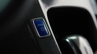 Anahtarsız ateşleme hibrit araba elektrikli motoru çalıştırın. Mavi Güç Düğmesi 'ne basan parmak, kapat. Arabadaki modern teknolojiler