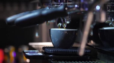 Profesyonel kahve makinesinden yavaş çekimde kahve akışı, kafede duble espresso.