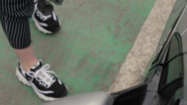 Männliche Hand Steckt Stromanschluss Elektroauto Unbekannter Mann Steckt Ladekabel Elektrofahrzeug — Stockvideo