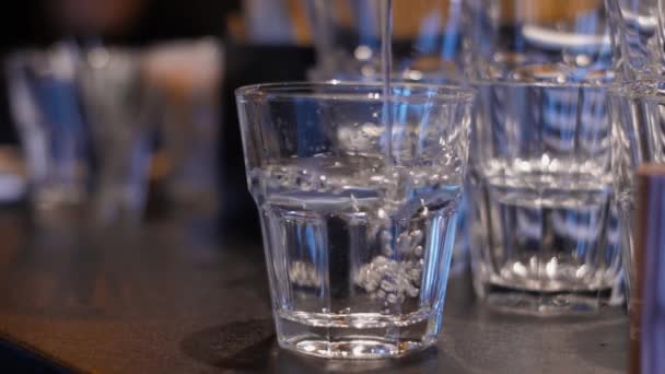 Rent Vatten Hälls Glas Närbild Slow Motion Klar Färskt Dricksvatten — Stockvideo