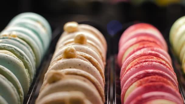 Färgglada Söta Franska Macaron Kopiera Utrymme Tårar Rad Café Display — Stockvideo