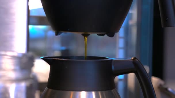 コーヒーメーカーのコーヒーが釜に注ぐ コーヒーショップのコーヒーフィルターを閉じる — ストック動画