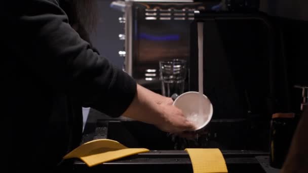Αρσενικά Χέρια Πλένει Βρώμικο Κύπελλο Στην Κουζίνα Νεροχύτη Κάτω Από — Αρχείο Βίντεο