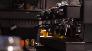 Bir kafede taze kahve hazırlamak için profesyonel kahve makinesi, yakın plan.