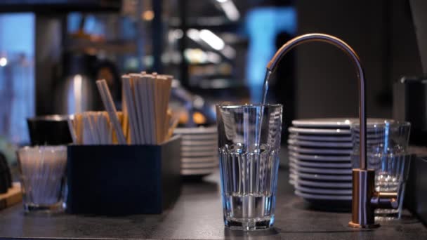 Helder Fris Drinkwater Vullen Groot Glas Cafe Wazig Achtergrond Zuiver — Stockvideo