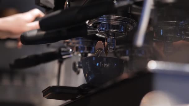 Unrecognizable Barista Making Hot Coffee Coffee Shop Process Preparing Cup — Vídeo de Stock