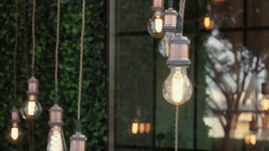 Dekoratif edison tarzı antika iplik ampulleri tavanda asılı, lamba süslemesi dışarıda, elektrik lambası, parlak lamba, sıcak tungsten spirali