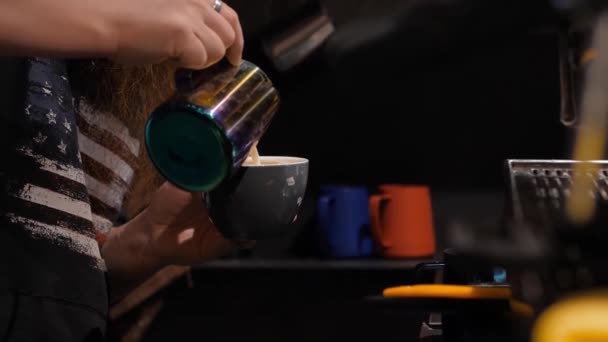 Barista Maakt Een Latte Een Koffiehuis Een Professionele Man Giet — Stockvideo
