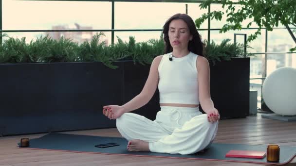 Beautiful Woman White Clothes Sits Cross Legged Karemat Terrace Greenery — Vídeo de Stock