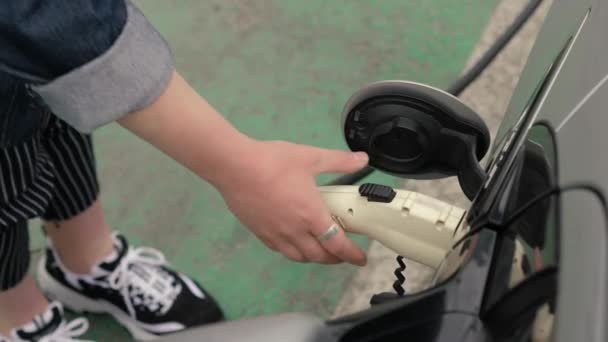 Male Hand Unplugs Power Connector Car Unrecognizable Man Disconnects Charging — Vídeo de Stock