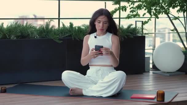 Beautiful Woman White Clothes Sits Cross Legged Karemat Terrace Greenery — Stockvideo