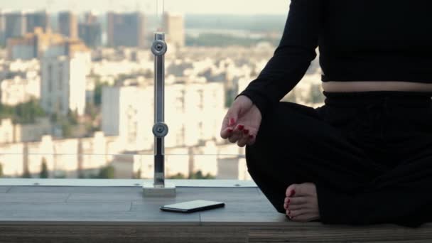 Unrecognizable Woman Sits Cross Legged Karemat Practices Meditation Inner Harmony — Stockvideo