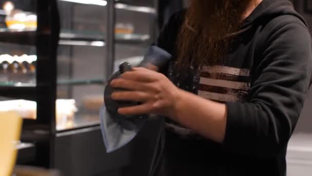 Barista Irreconhecível Limpando Copo Com Uma Toalha — Vídeo de Stock