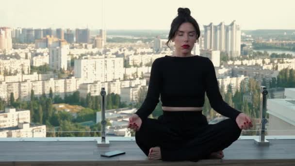 Beautiful Woman Sits Cross Legged Karemat Practices Meditation Inner Harmony — Vídeo de Stock