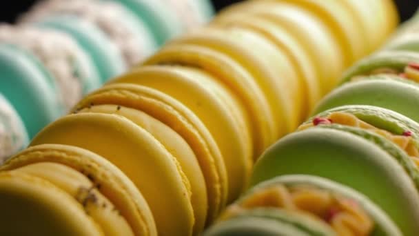 Μακαρόν Επιδόρπιο Στο Ζαχαροπλαστείο Closeup Πολύχρωμο Γλυκό Γαλλικά Macaron Κέικ — Αρχείο Βίντεο