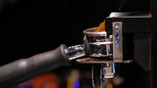Barista用专业的咖啡机磨碎新鲜咖啡豆 在咖啡店里准备热饮 — 图库视频影像